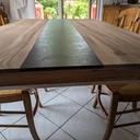 Table en noyer massif et son chemin de table en compact