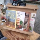 Des présentoirs pour le marché.