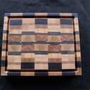 Planches à découper en bois de bout avec les chutes