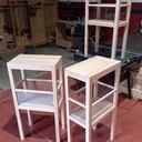 Trois petits présentoirs.