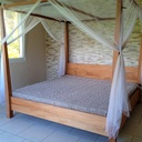 Grand lit à baldaquin