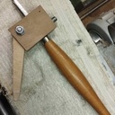 Support d'affûtage de gouges simplifié et re-formage d'une gouge