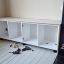 Meuble TV et banquette. Aménagement salon.