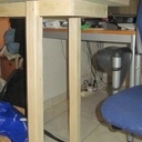 Table de cuisine avec caisses de vin