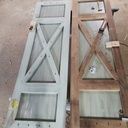 Porte d'église au style assez simple