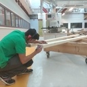 Un abri à bois en bois