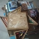 Boite carrée à 4 rangées de 4 tiroirs triangles pivotants