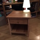 Une petite table de nuit toute simple