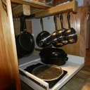 Supports coulissants pour poêlons et chaudrons.