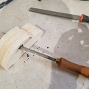 Coup de rape et ponçage pour éliminer les écarts d'allignement