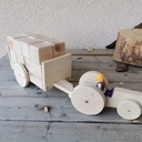 Tracteur et remorque de cubes