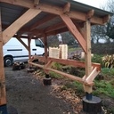 Un abri avec fondation en chataignier, tout à la main.