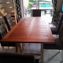 Une table de salon avec de la récuperation