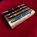 Stylos 4 couleurs et leur boîte de rangement