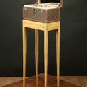 Un  support pour Vanity case Vuitton