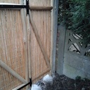 Portail en châtaignier pas droit (le châtaignier hein, pas le portail!)