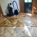 Cabane octogonale dans la forêt