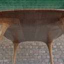 Table contemporaine sculptée en chêne