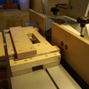 En position pour pousser le guide de la toupie