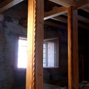 Poteaux d'angles et cloisons en vieux mélèze