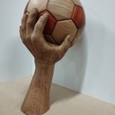 Main sculptée et ballon en bois