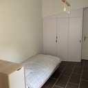 Aménagement d'une chambre avec son lit, son armoire, son bureau, sa coiffeuse et sa banquette...
