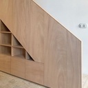 Bibliothèque-escalier vers mezzanine