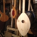 vu de la guitare....en faite la table c est du sapin certainnement mais recupere sur une cagette...