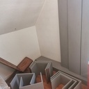 la bibliothèque complètement démontée (le socle au fond, les U devant, les planches derrières)