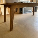 Une grande table en noyer tout en courbe