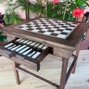 Table d'échecs avec ses pièces