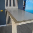 Une table basculante en frêne