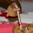 montage du mécanisme de la pendulette dans une pièce réalisée en noyer et amovible