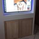 Portes en chêne sous sa télé encastrée accompagné d'une lucarne laterale