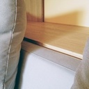 Une bibliothèque derrière un canapé