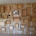 Bibliothèque en châtaigner et caisses de vin