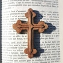 Croix en noyer