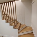 Habillage escalier béton en chêne et son claustra