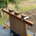 Toit d'îlot en chêne et châtaignier, touches de métal.