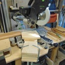 Bricolage d'empilage pour le sciage des éléments.