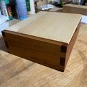 Boîte à charnière invisible