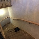 Pose d'une main courante sur un vieil escalier.