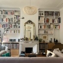 Une double bibliothèque suspendue