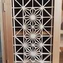 Meuble bas avec pieds de table recyclé.