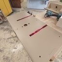 Après réfléxion, je me dis que j'aurais dû faire les rainures de l'autre côté de la table pour garder un maximum de surface d'appui pour les panneaux.