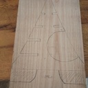 Petit sapin décoratif en merisier et socle en chêne.