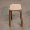 Un petit tabouret en chêne et frêne