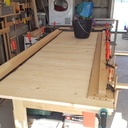 Une porte coulissante en sapin finition rubio