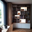 Bibliothèque avec niches éclairées