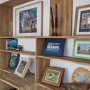 Meuble bibliothèque aux portes artificiellement vieillies en bord de mer!